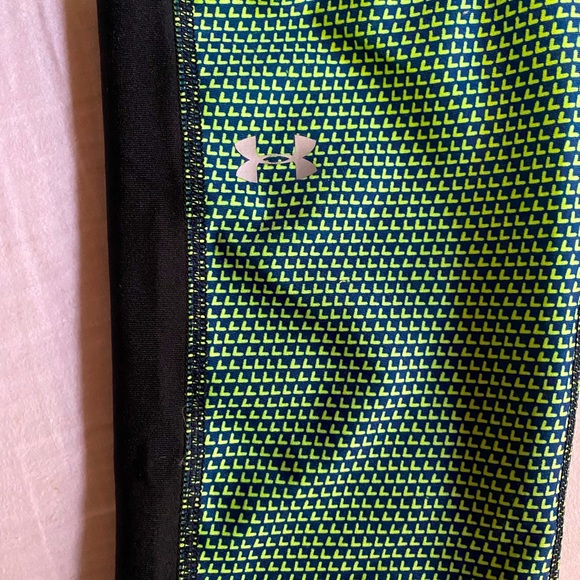 Under Armour Womens Activewear capri pants. Excellent used condition. Size large - Picture 3 of 3